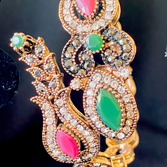 BOHEMIAN GORGEOUS ANTIQUE GOLD BRACELET with Green & Red Beautiful Stones - Picture 10 of 13